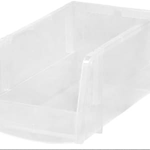 Pode incluir: Uma caixa de armazenamento de plástico transparente com um divisor voltado para a frente. A caixa está vazia e tem uma borda frontal lisa ligeiramente curva.