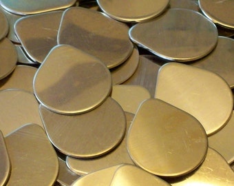 Messing Tear Drops - 20 Gauge - Menge 5, drei Größen erhältlich - bitte verwenden Sie das Dropdown-Menü, um Ihre Auswahl zu treffen.