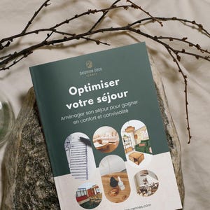 Peut inclure: Une brochure verte avec le titre "Optimiser votre séjour" et le texte "Aménager son séjour pour gagner en confort et convivialité". La brochure présente des images de différentes idées de décoration intérieure.