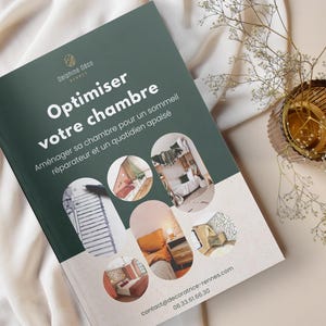 Puede incluir: Un folleto verde con el título "Optimiser votre chambre" y el texto "Aménager sa chambre pour un sommeil réparateur et un quotidien apaisé". El folleto presenta imágenes de diferentes dormitorios con varios elementos de diseño.