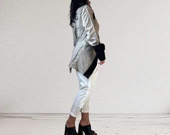 Avant-garde beige asymmetrische jas: gotische gedeconstrueerde trenchcoat