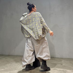 Avant-garde asymmetrische katoenen tuniek, gedeconstrueerde top met abstracte print, statementblouse grote maat