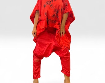 Set aus rotem, handbemaltem Oversize-Top und Haremshose aus Baumwolle, Avantgarde-Mode