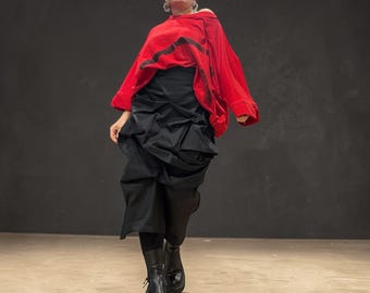 Camicetta a tunica rossa d'avanguardia: capo d'abbigliamento artistico in maglia decostruita e dipinta a mano.