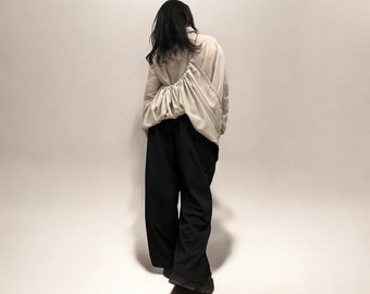 Túnica asimétrica de gasa beige: blusa oversize de vanguardia