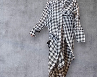 Vestido camisero de gasa vanguardista: diseño asimétrico de cuadros vichy en blanco y negro.