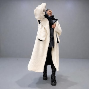 Avant Garde Teddy Coat, zdekonstruowany oversize'owy zimowy płaszcz z kapturem