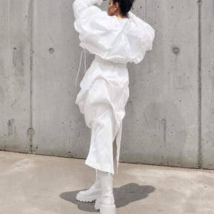 Vitt Avant Garde Dekonstruerat Set, Överdimensionerad Bomullsoutfit, Asymmetrisk Kjol