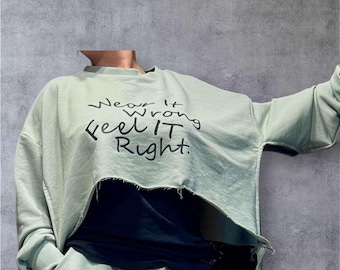 Sudadera extragrande de algodón verde: jersey asimétrico de estilo vanguardista.