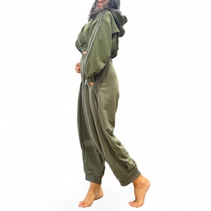 Op de afbeelding: Een olijfgroene tweedelige set bestaande uit een cropped hoodie met lange mouwen en een bijpassende joggingbroek met hoge taille. De hoodie heeft lange mouwen met geribbelde boorden en de joggingbroek heeft een relaxte pasvorm.