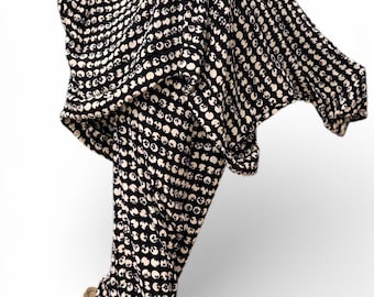 Ensemble avant-gardiste noir et blanc : chemise oversize, pantalon large, tenue artistique