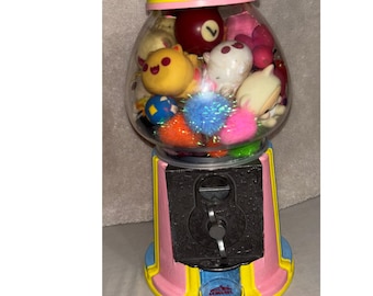 Máquina expendedora de chicles en tonos pastel