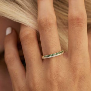 Anpassad stapelbar födelsestensring för mamma, minimalistisk ädelstensring, elegant stapelbar ring för henne, minimalistisk vardagsring, present till henne