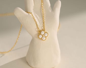 Custom Pearl Necklace, Lucky Four Leaf Clover Necklace, Wedding Necklace, Bridesmaid Gift, Grandma Birthday Gift, Christmas Day Gift for Her