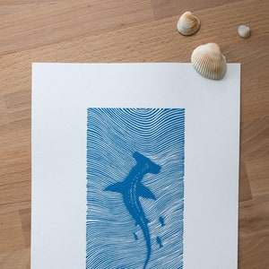 Impression sur linoléum de requin-marteau - illustration sculptée et imprimée à la main pour un amoureux de l'océan.