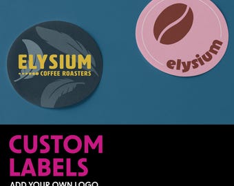 Etichette personalizzate, etichette con logo aziendale, il tuo logo qui, stampa il tuo logo o testo di design, adesivi personalizzati su un rotolo, etichette impermeabili