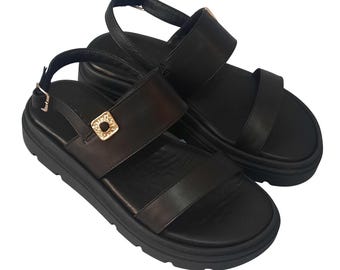 Handgemaakte zwart leren plateausandalen – dikke band met gouden gesp – comfortabele alledaagse flats voor dames