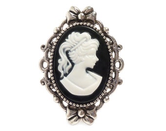 Op de afbeelding: Een zilveren cameo ring met een zwarte achtergrond en een wit silhouet van een vrouwenprofiel.
