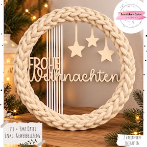 Puede incluir: Una corona circular hecha de un cordón grueso trenzado de color crema. Dentro del anillo, recortes de madera clara presentan el texto en alemán Frohe Weihnachten, líneas verticales y tres estrellas colgantes de diferentes tamaños.