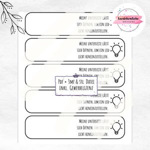 May include: White rectangular stickers with rounded corners, featuring text in German and a lightbulb graphic. The text includes "MEINE UNTERSEITE L&Auml;SST SICH &Ouml;FFNEN, UM EIN LED- LICHT HINEINZUSTELLEN." and "PDF + 3MF & STL DATEI INKL. GEWERBELIZENZ."