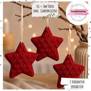 Puede incluir: Tres adornos en forma de estrella roja con un patr&oacute;n de textura tejida, cada uno colgado de una cinta beige claro. El texto dice: STL + 3MF DATEI INKL. GEWERBELIZENZ y 3 VARIANTEN ENTHALTEN, junto al logotipo de Laedchenliebe Designs.