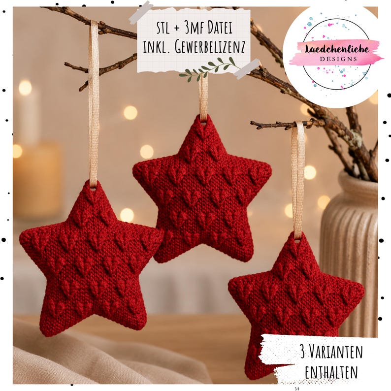 Puede incluir: Tres adornos en forma de estrella roja con un patr&oacute;n de textura tejida, cada uno colgado de una cinta beige claro. El texto dice: STL + 3MF DATEI INKL. GEWERBELIZENZ y 3 VARIANTEN ENTHALTEN, junto al logotipo de Laedchenliebe Designs.