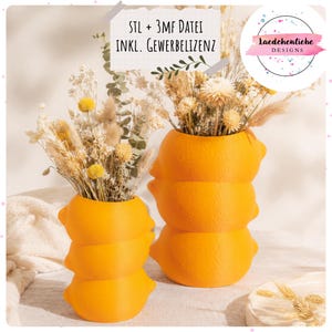 Könnte beinhalten: Zwei hellorange, gestapelte Vasen in Zitronenform mit Trockenblumen. Die Vasen haben eine strukturierte Oberfläche und sind mit einer Vielzahl von Trockenblumenarrangements gefüllt. Das Bild enthält den Text "STL + 3MF DATEI INKL. GEWERBELIZENZ" und ein Logo.