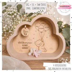 Könnte beinhalten: Ein wolkenförmiges Holzregal mit einem hellrosa Rahmen und einer Rückwand aus hellem Holz. Die Rückwand zeigt einen gravierten Teddybären, der drei Luftballons hält, mit dem Text 51CM, 2.654G, 12:40UHR, 19.03.21 und Willkommen kleines Wunder.