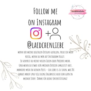 Pu&ograve; includere: Una tazza di ceramica bianca con manico nero e la scritta "But First, Coffee" in grassetto nero. La tazza &egrave; posta su uno sfondo sfocato. La tazza misura circa 10 cm di altezza.