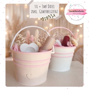 Puede incluir: Una taza de cerámica blanca con asa negra y el texto "But First, Coffee" en estilo manuscrito. La taza está sobre una superficie blanca. Para bebidas calientes.