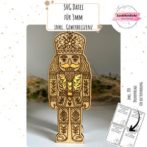 Könnte beinhalten: Holz-Nussknacker-Figur mit aufwendigen Gravuren, darunter Krone, Schnurrbart und Uniform. Das Design zeigt den Text "SVG DATEI FÜR 3MM INKL. GEWERBELIZENZ" und ein Logo. Enthält druckbare Verpackungsvorlagen.