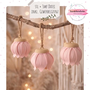 Peut inclure: Trois ornements roses en forme de fleur suspendus à une branche brune par de la ficelle naturelle. Chaque ornement a un dessus beige clair. L'image comprend le texte "STL + 3MF DATEI INKL. GEWERBELIZENZ" et un logo.