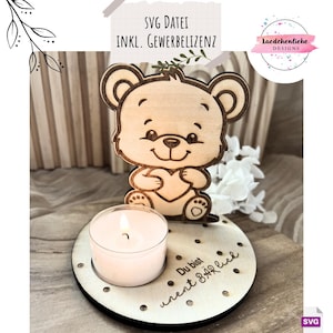 Könnte beinhalten: Ein hölzerner Kerzenhalter mit einem lächelnden Bären, der ein Herz hält, und einer brennenden Teelichtkerze. Die runde Basis trägt den Text "Du bist unent BÄR lich". Das Bild enthält auch den Text "SVG DATEI INKL. GEWERBELIZENZ".