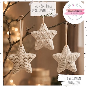 Op de afbeelding: Drie beige stervormige ornamenten met verschillende gebreide texturen hangend aan een tak. De afbeelding bevat de tekst STL + 3MF DATEI INKL. GEWERBELIZENZ en 3 VARIANTEN ENTHALTEN, samen met een rond logo van Laedchenliebe Designs.