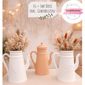 May include: Three decorative teapots, two white and one peach-colored, are arranged on a table. The white teapots have a heart and "Home sweet home" design. Each teapot holds dried flowers. The image includes text: "STL + 3MF DATEI INKL. GEWERBELIZENZ".