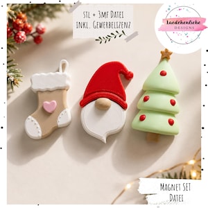 Puede incluir: Tres imanes decorativos con temática navideña que incluyen un calcetín beige con un corazón rosa, un gnomo con gorro rojo y barba blanca, y un árbol de Navidad verde claro con adornos rojos y una estrella dorada. Texto: STL + 3MF DATEI INKL. GEWERBELIZENZ y MAGNET SET DATEI.