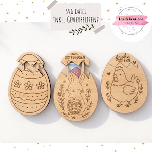 Op de afbeelding: Drie houten paasei-ornamenten. Eén ei is versierd met bloemen, een ander met een konijn met een mand en de derde met een kip. De tekst "SVG DATEI INKL. GEWERBELIZENZ" is zichtbaar.