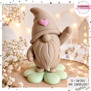 Könnte beinhalten: Eine beige Wichtelfigur mit einem rosa Herz auf der Mütze, die auf einem hellgrünen, blumenförmigen Sockel steht. Der Wichtel hat einen langen Bart und hält ein klares, facettiertes Kristallornament. Der Text auf dem Bild lautet STL + 3MF DATEI INKL. GEWERBELIZENZ.