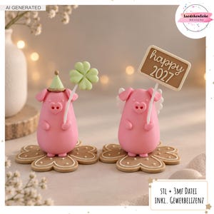 Può includere: Due statuette di maialini rosa su basi marroni a forma di fiore. Il maialino a sinistra indossa un cappellino da festa verde chiaro e tiene un quadrifoglio. Quello a destra ha ali bianche e tiene un cartello marrone con la scritta bianca happy 2027.