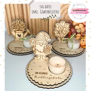 Könnte beinhalten: Kerzenhalter aus Holz mit Frühlingsmotiven, darunter ein Zwerg, eine Gießkanne und Tulpen. Jeder Halter hat einen gewellten Rand und hält eine kleine Kerze. Der Text "SVG DATEI INKL. GEWERBELIZENZ" ist sichtbar.
