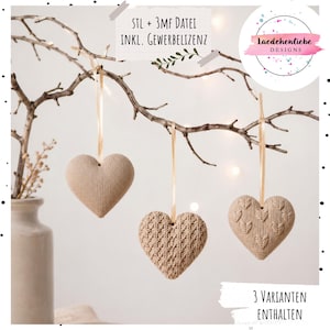 Könnte beinhalten: Drei beige herzförmige Ornamente mit verschiedenen Strickstrukturen, die an dünnen Bändern an einem Zweig hängen. Das Bild enthält den Text STL + 3MF DATEI INKL. GEWERBELIZENZ, ein laedchenliebe DESIGNS Logo und 3 VARIANTEN ENTHALTEN.