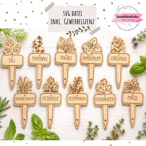 Può includere: Dieci segnaposto per piante in legno chiaro con illustrazioni di erbe incise e i nomi Dill, Thymian, Salbei, Basilikum, Oregano, Schnittlauch, Petersilie, Rosmarin, Koriander e Minze, ognuno caratterizzato da un piccolo dettaglio a cuore.