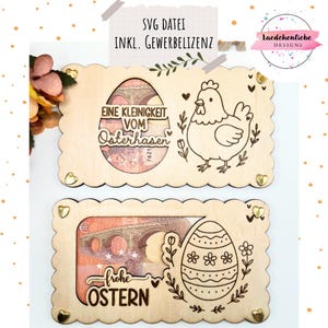 Może przedstawiać: Dwa drewniane uchwyty na kartki okolicznościowe wielkanocne z falistymi krawędziami. Jeden przedstawia kurę i tekst "Eine Kleinigkeit vom Osterhasen". Drugi ma wz&oacute;r pisanki i tekst "frohe OSTERN."