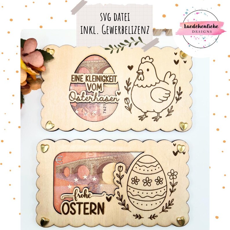 Może przedstawiać: Dwa drewniane uchwyty na kartki okolicznościowe wielkanocne z falistymi krawędziami. Jeden przedstawia kurę i tekst "Eine Kleinigkeit vom Osterhasen". Drugi ma wz&oacute;r pisanki i tekst "frohe OSTERN."