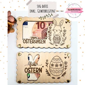 Może przedstawiać: Dwa drewniane uchwyty na kartki okolicznościowe z motywem wielkanocnym. G&oacute;rny uchwyt ma falisty brzeg, ilustrację kr&oacute;lika i napis "OSTERHASEN". Dolny uchwyt ma kr&oacute;lika, pisankę i napis "FROHE OSTERN". Oba mają złote akcenty w kształcie serca.