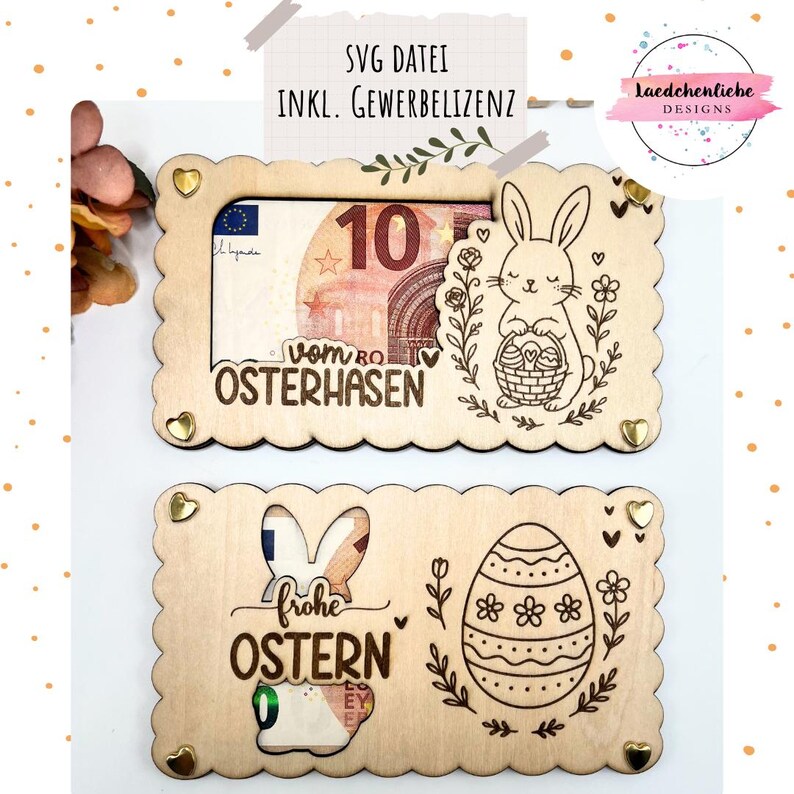 Może przedstawiać: Dwa drewniane uchwyty na kartki okolicznościowe z motywem wielkanocnym. G&oacute;rny uchwyt ma falisty brzeg, ilustrację kr&oacute;lika i napis "OSTERHASEN". Dolny uchwyt ma kr&oacute;lika, pisankę i napis "FROHE OSTERN". Oba mają złote akcenty w kształcie serca.