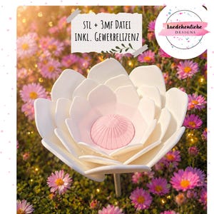 Op de afbeelding: Een grote, witte, gelaagde bloemensculptuur met een roze centrum, tegen een achtergrond van roze en gele bloemen. De sculptuur heeft een steel en is omgeven door groen. Tekst op de afbeelding luidt "STL + 3MF DATEI INKL. GEWERBELIZENZ" en "Laedchenliebe DESIGNS".