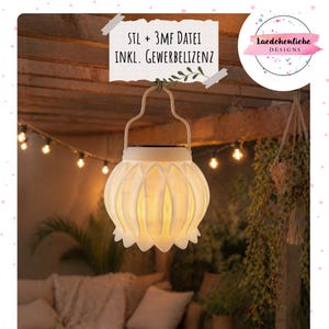 Puede incluir: Una linterna blanca con energía solar con un diseño floral, colgada de un gancho de metal. La linterna tiene una forma redondeada con una superficie texturizada. La imagen incluye el texto "STL + 3MF DATEI INKL. GEWERBELIZENZ".