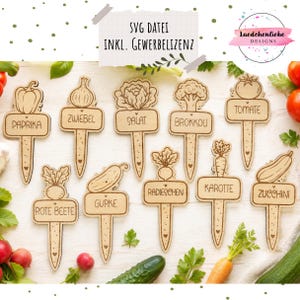 Puede incluir: Un conjunto de diez marcadores de plantas de madera clara, cada uno con una ilustración de verdura grabada con láser y su nombre alemán correspondiente, incluyendo Paprika, Zwiebel, Salat, Brokkoli, Tomate, Rote Beete, Gurke, Radieschen, Karotte y Zucchini.