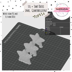 Puede incluir: Tres objetos grises con forma de estrella impresos en 3D sobre una placa Bambu Textured PEI. La imagen incluye el texto STL + 3MF DATEI INKL. GEWERBELIZENZ y WERTE VOM PIS MIT 0,4 MM D&Uuml;SE, junto a un men&uacute; de configuraci&oacute;n.